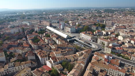 Volando-Hacia-La-Estación-De-Tren-Del-Centro-De-Montpellier-En-Un-Día-Soleado-Con-Drones